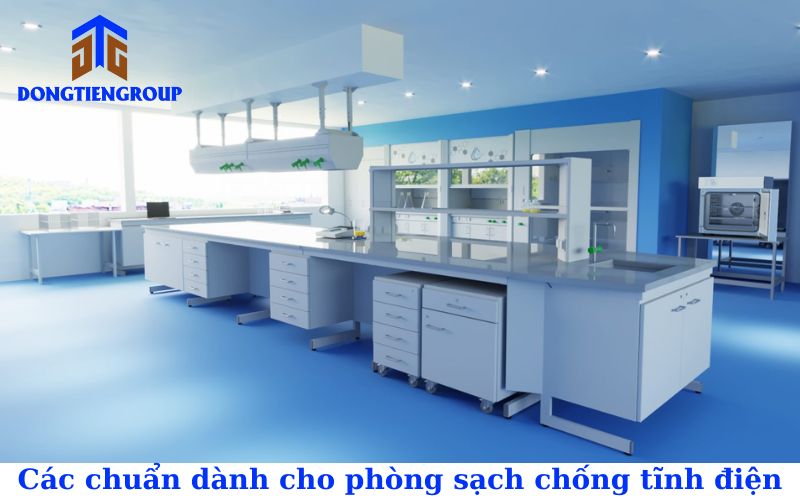 Các chuẩn thi công phòng sạch chống tĩnh điện là ISO 14644, ANSI/ESD S20.20, IEC 61340-5-1