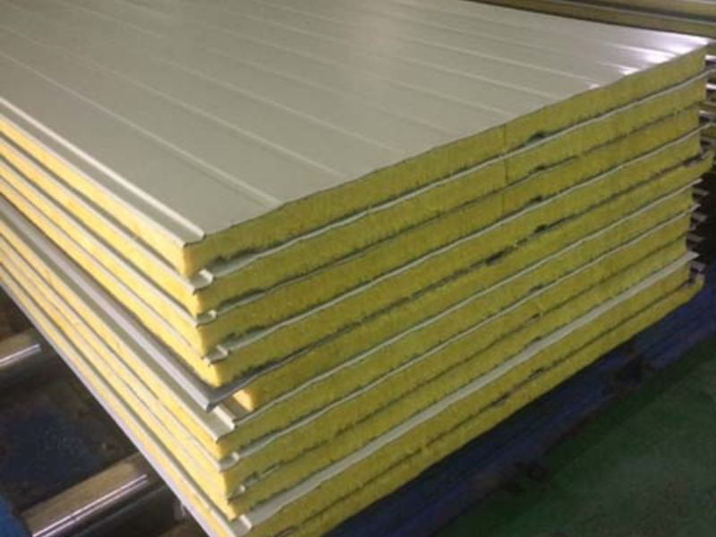 Tấm tường Panel Glasswool được tạo nên bởi lõi là sợi bông thủy tinh nên chống cháy, cách nhiệt, cách âm tốt.