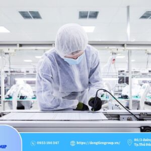 Những vật tư cần có khi làm việc trong phòng sạch là quần áo, giày,...