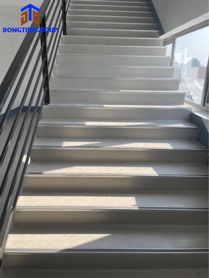 Sơn Epoxy Bậc Cầu Thang 1 Cầu Thang Không Chỉ Ảnh Hưởng Đến Diện Mạo Mà Còn Quyết Định Đến An Toàn, Tuổi Thọ