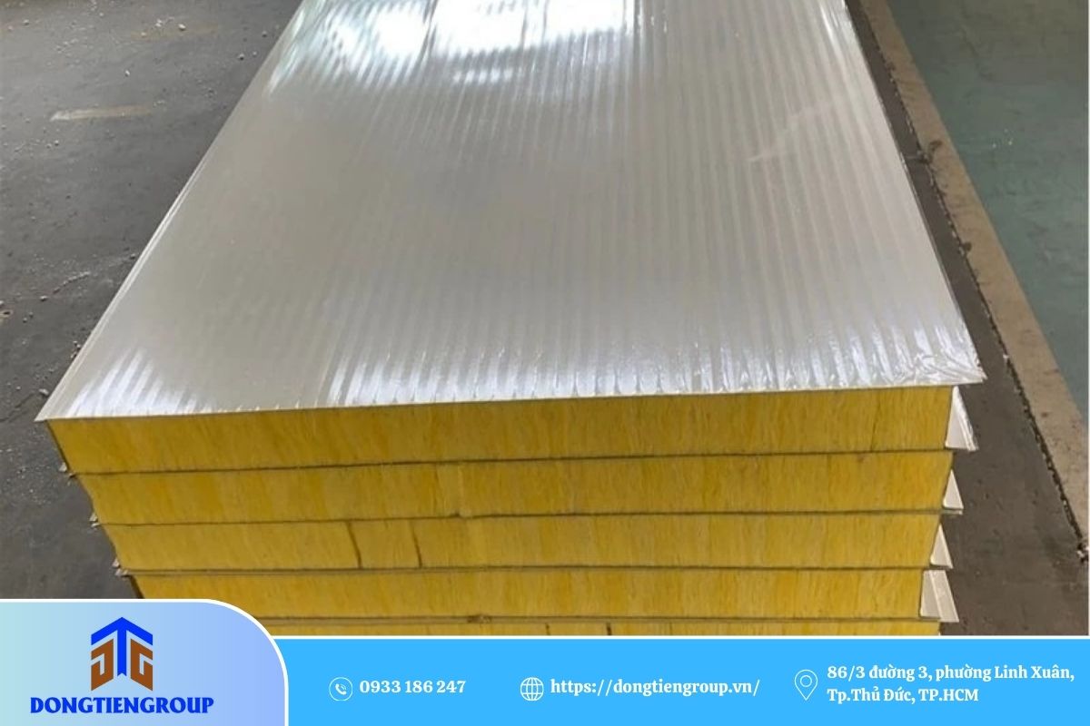 Vách Panel Nhà Xưởng 14 Quy trình thi công vách panel nhà xưởng: chuẩn bị, lắp khung, dựng vách, hoàn thiện, bắn silicon
