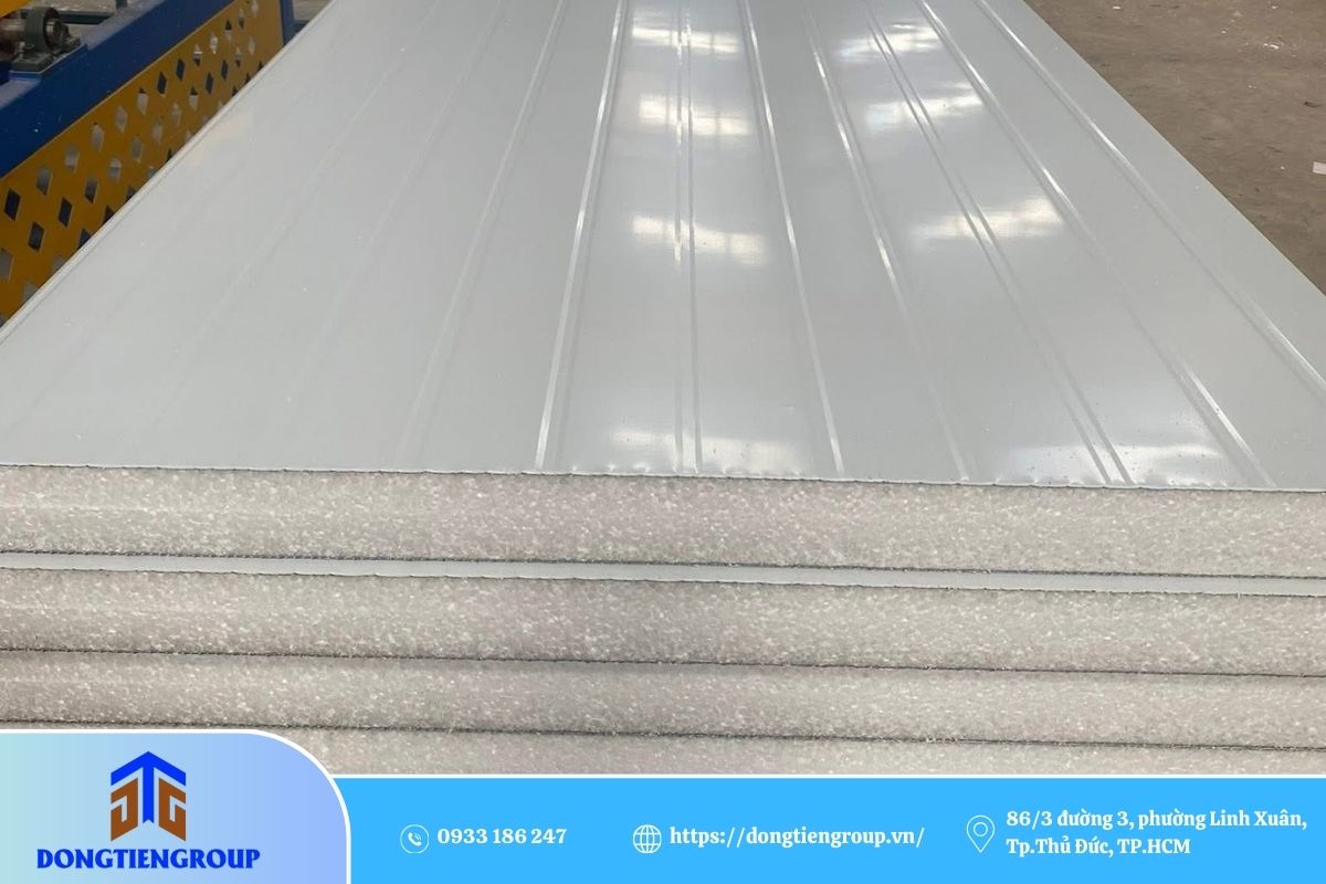 Vách Panel Nhà Xưởng 13 Giải pháp vách panel ngoài trời: dạng sóng to, tôn dày, chống tia UV, chống thấm, màu bền